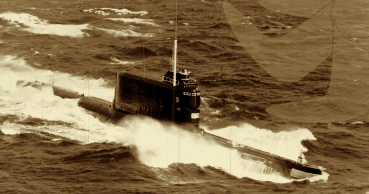 Sovyet K129 denizaltısı satıhta seyir hâlinde