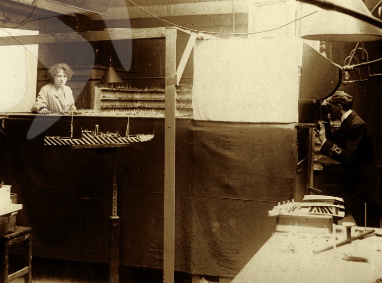 Göz kamaştırıcı Curcuna boyası için yapılan model çalışmaları, ABD, 1910'lar